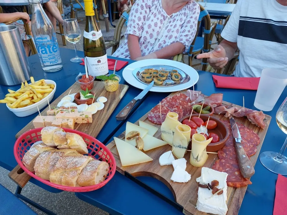 Planche de Produits Locaux Charcuterie Et Fromage